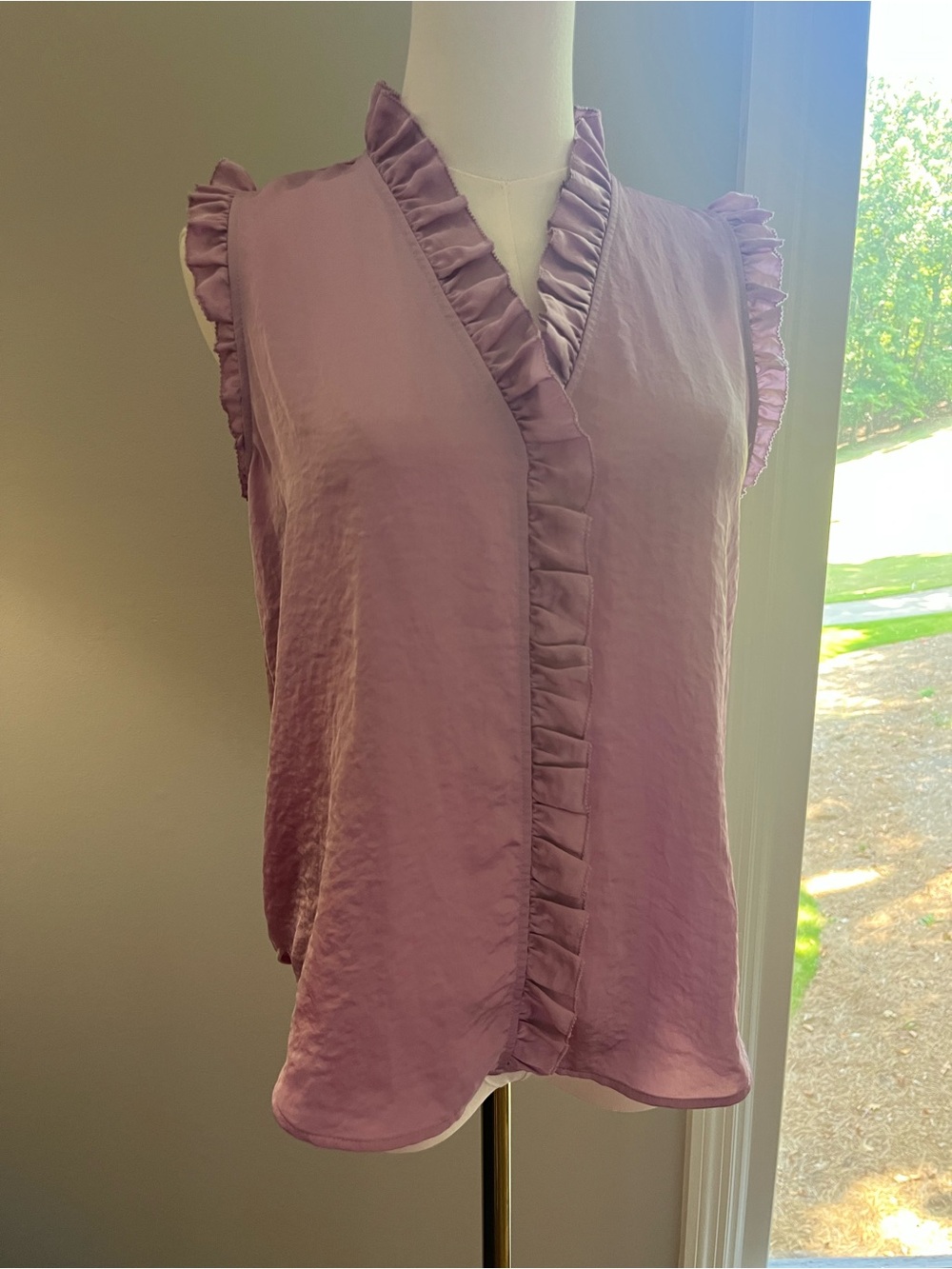 Women’s Sleeveless Ruffle V-Neck Top in pretty pink - small- Ann Taylor -lovely